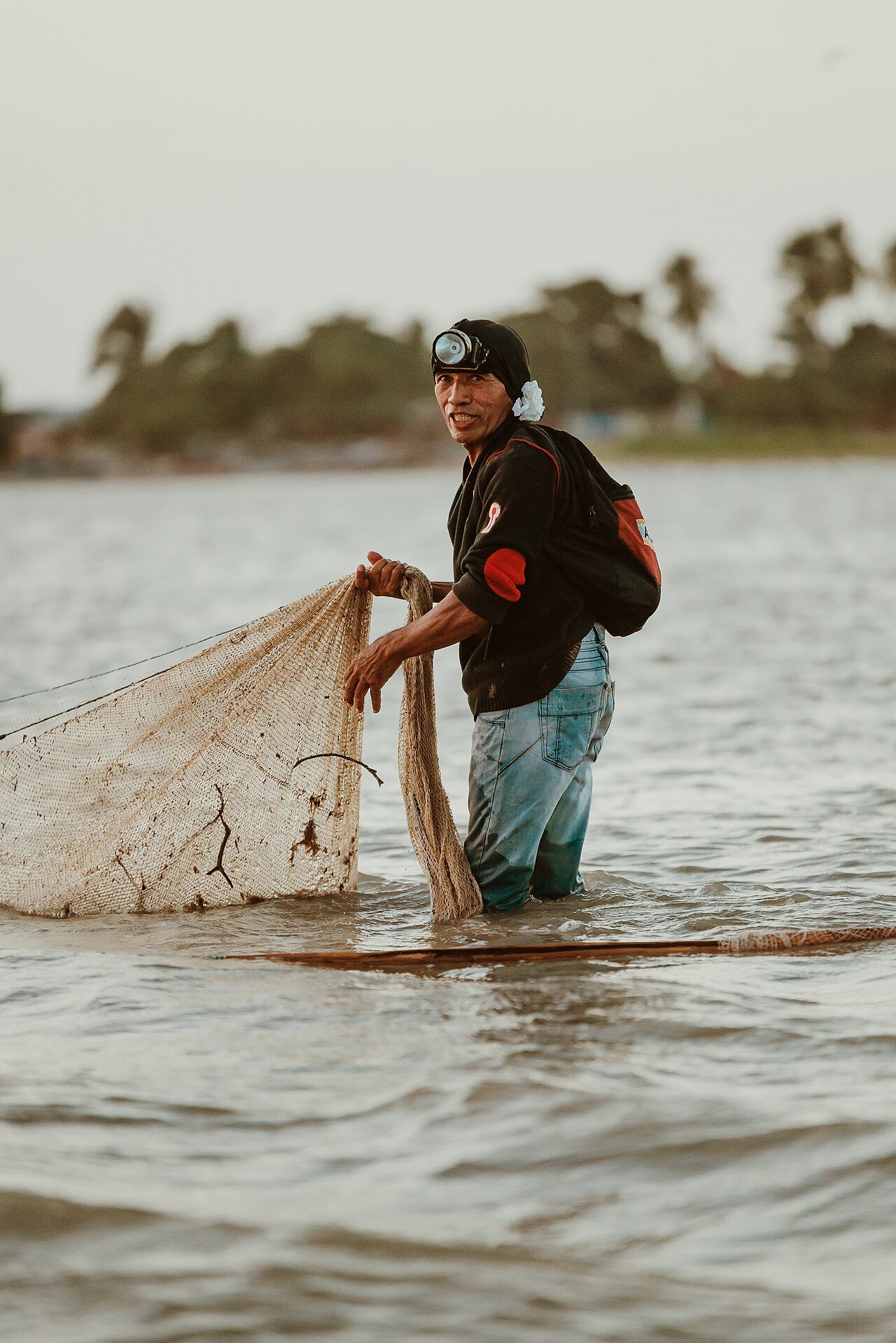 Pescador guajiro recogiendo su red
